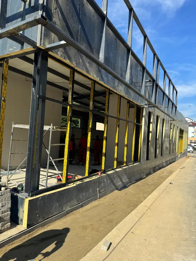 Hală cu structură metalică în curs de execuție